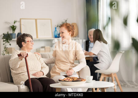 Gute Beziehung zwischen den freiwilligen und Großmutter mit Stock Stockfoto