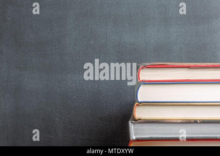 Stapel buchen Sie Ruhe vor einer Tafel mit den Büchern im Fokus Stockfoto