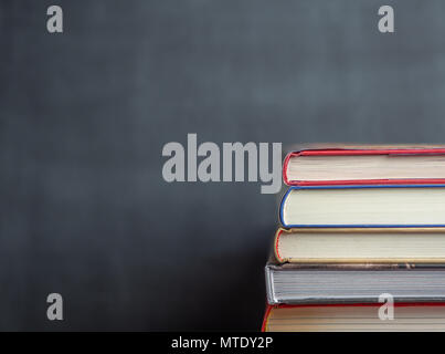 Stapel buchen Sie Ruhe vor einer Tafel mit den Büchern im Fokus Stockfoto