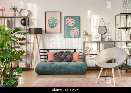 Monstera deliciosa, Lampe, Knoten Kissen, grau Sessel und Emerald Matratze  in einem Wohnzimmer Innenraum Stockfotografie - Alamy