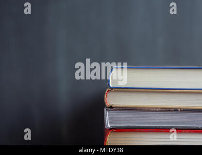 Stapel buchen Sie Ruhe vor einer Tafel mit den Büchern im Fokus Stockfoto