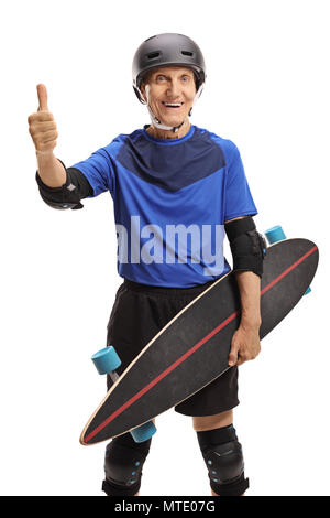 Senior mit Schutzausrüstung und Longboard, ein "Daumen hoch"-Zeichen auf weißem Hintergrund Stockfoto