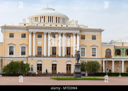 Pavlovsk, Russland - 21. Mai 2015: Pavlovsk Palace ist ein aus dem 18. Jahrhundert Russische kaiserliche Residenz des Ordens von Katharina der Großen für ihren Sohn gebaut, Stockfoto