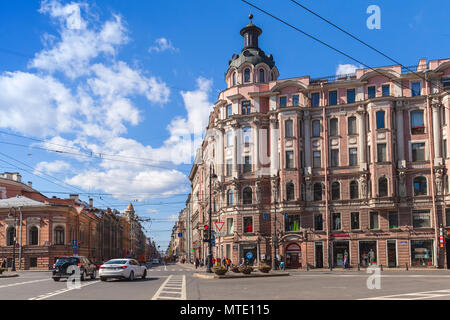 St. Petersburg, Russland - 23. Mai 2015: Square von Leo Tolstoi, im Petrogradsky Bezirk von St. Petersburg, an der Kreuzung von KAMENNOOSTROVSKY P Stockfoto
