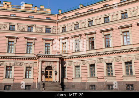 St. Petersburg, Russland - 23. März 2016: St Michaels Schloss. Fragment der Fassade. Es ist eine ehemalige königliche Residenz für Kaiser Paul I. im historischen Zentr Stockfoto