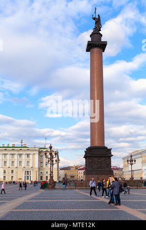 Sankt Petersburg, Russland, April 9, 2016: die Menschen in der Nähe von Alexander Spalte auf dem Schlossplatz entfernt. Es ist der zentrale Platz der Stadt St. Petersburg Stockfoto