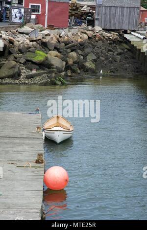 Einfache Dock mit einem Boot. Stockfoto