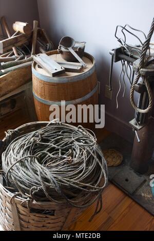 Tools und Seile und Dinge, die Schiffe und Boote zu reparieren. Stockfoto