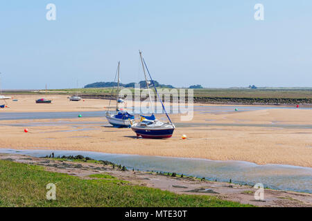 Yachten auf dem Sand in einer Flussmündung bei Ebbe. Stockfoto