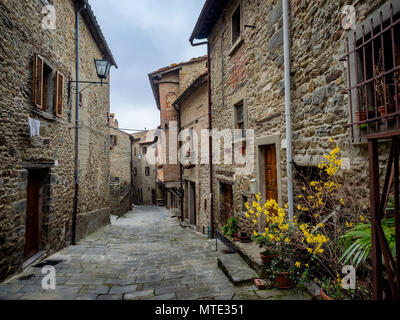 Mittelalterliche Häuser auf der Stadtmauer in Cortona, Toskana Italien Stockfoto