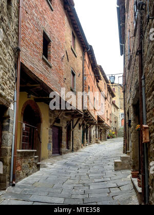 Mittelalterliche Häuser auf der Stadtmauer in Cortona, Toskana Italien Stockfoto