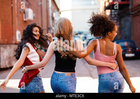 Rückansicht der jungen Frauen zusammen zu Fuß auf der Straße Stockfoto