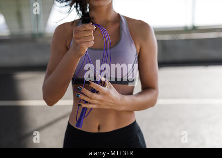 7/8 Schuß von junge sportliche Frau mit Springseil Stockfoto