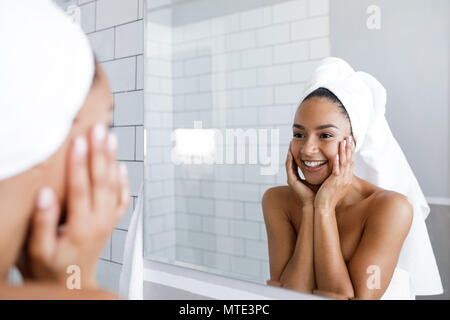 Portrait eine schöne junge Frau mit gesunden Haut Ihr Gesicht zu berühren Stockfoto