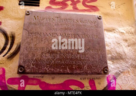 Eine Plakette für Marten Trotzigs Grand: eine Gasse in Gamla Stan und auch die engste Gasse in Stockholm, Schweden Stockfoto