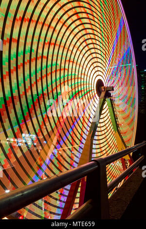 Riesenrad bei Nacht während Portland Rose Festival bunte Lichter Langzeitbelichtung closeup Stockfoto