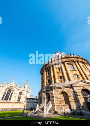 Radcliffe Camera Universität Oxford Reference Library, mit All Souls College im Hintergrund, Radcliffe Sq, Oxford, Oxfordshire, England, UK, GB. Stockfoto