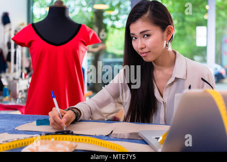 Asiatische Modedesigner der Ausarbeitung von Entwürfen für Aussparungen Stockfoto