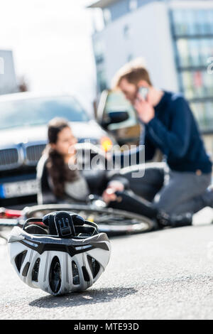 Nahaufnahme einer Radfahren Helm unten auf der Erde nach einem Unfall Stockfoto