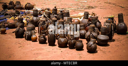 Traditionelle Krüge und Töpfe an Kunsthandwerk lokalen Markt Kei Afer Omo Valley, Äthiopien Stockfoto