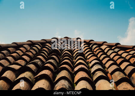 Diagonale Reihen von orange Tondachziegel auf der mediterranen Stadt mit blauen Himmel Platz kopieren. Stockfoto