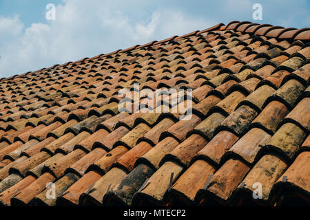 Diagonale Reihen von orange Tondachziegel auf der mediterranen Stadt mit blauen Himmel Platz kopieren. Stockfoto