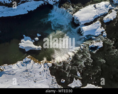Luftaufnahme, Wasserfall Góðafoss von oben, Godafoss im Winter mit Schnee und Eis, Norðurland djupivogur, Northern Island Stockfoto