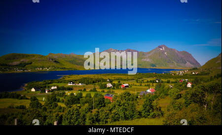 Panoramablick auf das Dorf und Borgpollan Bostad Fjord von Vestvagoy Torvdalshalsen Viewpoint, Insel, Lofoten, Norwegen Stockfoto