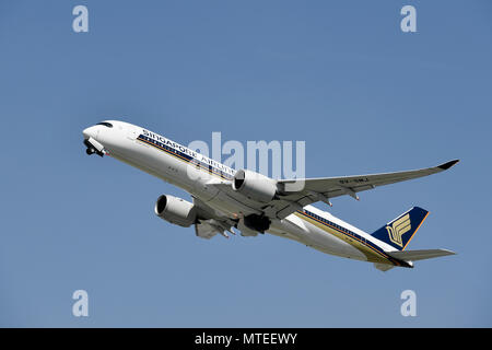 Singapore Airlines, Airbus A350-900, die sich vor einem blauen Himmel, Flughafen München, Oberbayern, Bayern, Deutschland Stockfoto