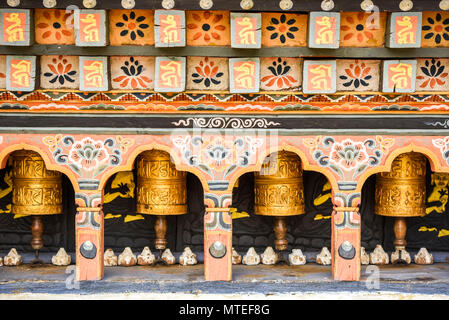 Buddhistische Gebetsmühlen in einem Tempel, Punakha, Königreich Bhutan Stockfoto