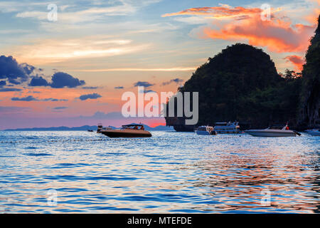 Beliebte Reise tropische karst Felsen ideal zum Klettern Phra Nang Cave Strand im Sonnenuntergang, Provinz Krabi, Thailand Stockfoto