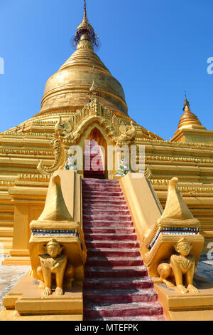 Der goldene Tempel in der Kuthodaw Pagode in Mandalay, Myanmar (Birma) Stockfoto