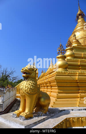 Der goldene Tempel in der Kuthodaw Pagode in Mandalay, Myanmar (Birma) Stockfoto