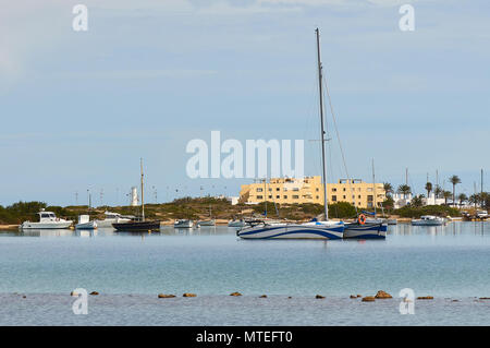 Segelyacht und Boote vor Anker bei Estany des Peix marine Lagune in Ses Salines Naturpark (Formentera, Balearen, Spanien) Stockfoto