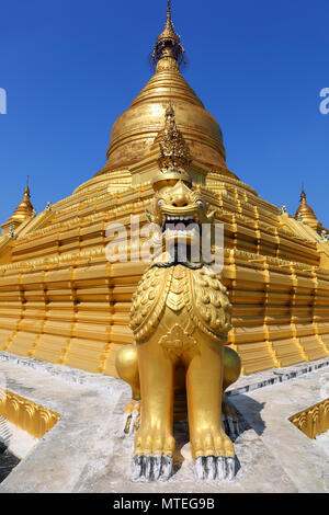 Der goldene Tempel in der Kuthodaw Pagode in Mandalay, Myanmar (Birma) Stockfoto