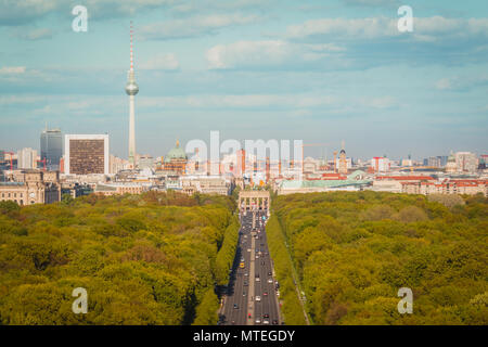 Berliner Skyline Antenne - Brandenburger Tor, Reichstag, Fernsehturm und dem Roten Rathaus Stockfoto