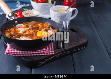 Shakshuka, gebratene Eier in Tomatensauce für Osterbrunch. Platz kopieren Stockfoto