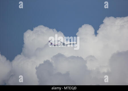 CHIANG MAI, THAILAND - 26. MAI 2018: Boeing 777-300, HS-TKU TG 103 der Thai Airway. Von Chiangmai Flughafen Bangkok Suvarnabhumi, Thailand. Stockfoto