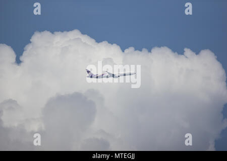 CHIANG MAI, THAILAND - 26. MAI 2018: Boeing 777-300, HS-TKU TG 103 der Thai Airway. Von Chiangmai Flughafen Bangkok Suvarnabhumi, Thailand. Stockfoto