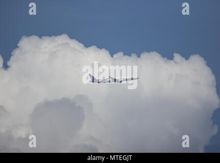 CHIANG MAI, THAILAND - 26. MAI 2018: Boeing 777-300, HS-TKU TG 103 der Thai Airway. Von Chiangmai Flughafen Bangkok Suvarnabhumi, Thailand. Stockfoto
