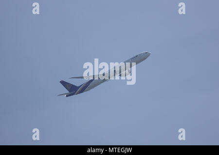 CHIANG MAI, THAILAND - 26. MAI 2018: Boeing 777-300, HS-TKL TG 105 von Thai Airway. Von Chiangmai Flughafen Bangkok Suvarnabhumi, Thailand. Stockfoto
