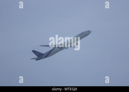 CHIANG MAI, THAILAND - 26. MAI 2018: Boeing 777-300, HS-TKL TG 105 von Thai Airway. Von Chiangmai Flughafen Bangkok Suvarnabhumi, Thailand. Stockfoto