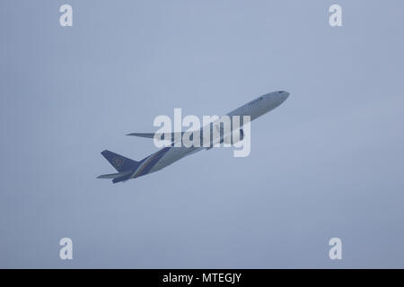CHIANG MAI, THAILAND - 26. MAI 2018: Boeing 777-300, HS-TKL TG 105 von Thai Airway. Von Chiangmai Flughafen Bangkok Suvarnabhumi, Thailand. Stockfoto