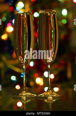 Gläser mit Champagner gegen festliche Lichter Stockfoto