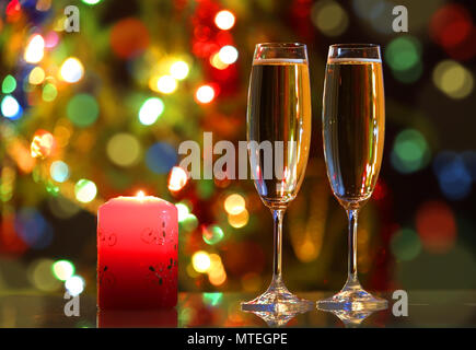 Gläser mit Champagner und Kerzenlicht Stockfoto
