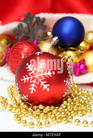 Weihnachtskugeln, Spielzeug, Girlande in rot Tasche Stockfoto