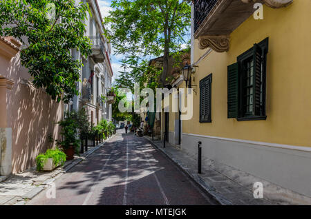 Plaka, Athen/Griechenland. Enge Gasse in Plaka Viertel mit alten bunten traditionellen Häusern unter der Akropolis von Athen Stockfoto