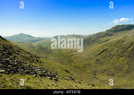 Blick von Wrynose Pass Blick hinunter ins Tal zu Hard Knott und Cockley Beck im Lake District, England, während einer jährlichen Radfahren Herausforderung angenommen. Stockfoto