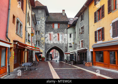 Grab Tor in der Altstadt von Annecy, Frankreich Stockfoto