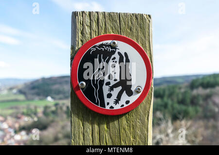 Gefahr fallender Zeichen Stockfoto